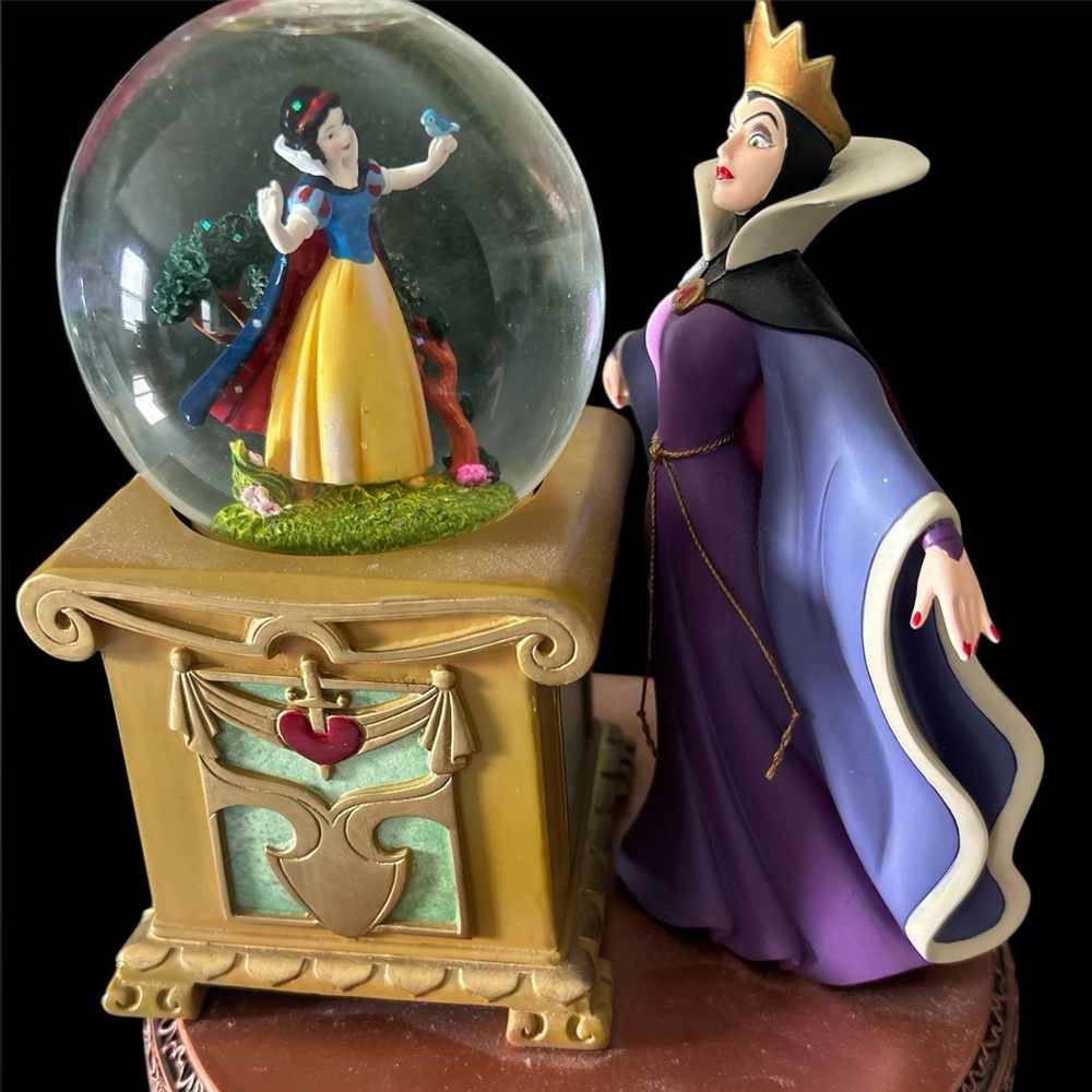 Disney Villains Series Snow White and Evil Queen Snow Globe-Excellent condition